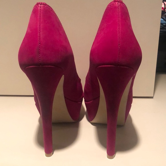 Super high heels that are surprisingly comfy! - Picture 3 of 3